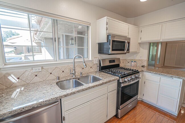 Building Photo - COMING SOON! 1 Bedroom Condo for Rent in V...