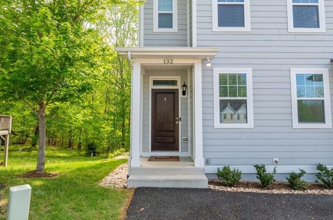 Building Photo - 132 Longwood Dr