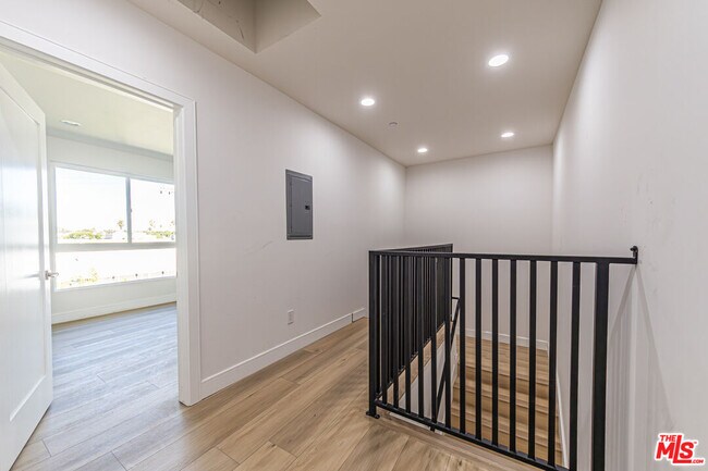 Building Photo - 5434 Romaine St