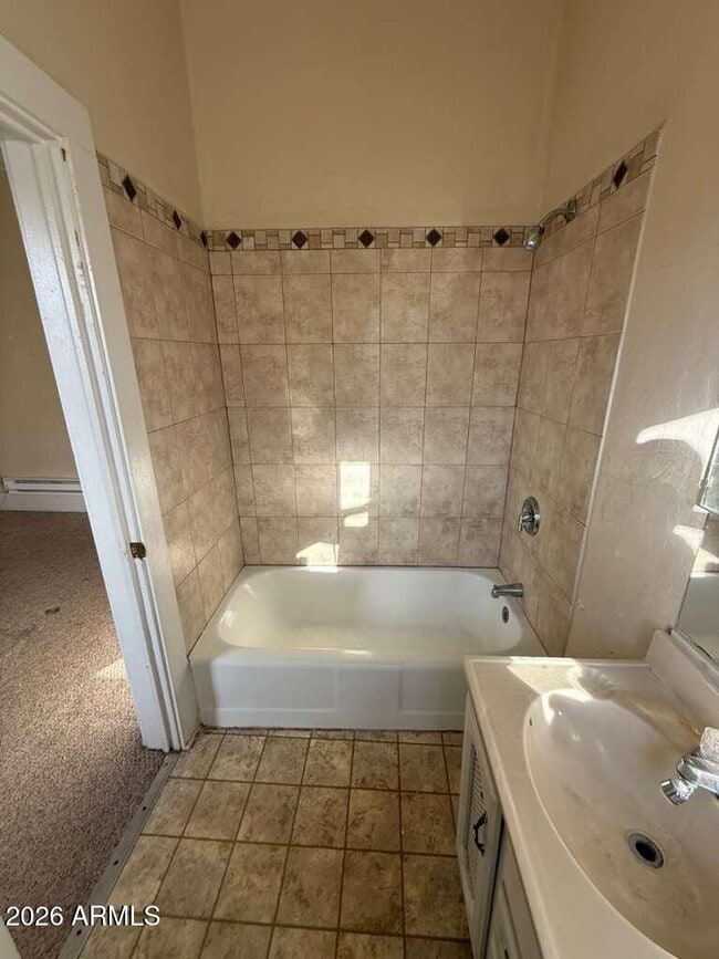 Building Photo - 1014 E 14th St