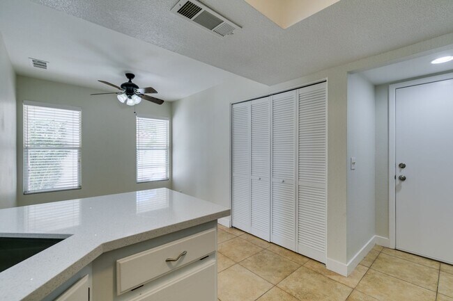 Building Photo - Charming 3 bedroom, 2.5 bathroom home near Summerlin