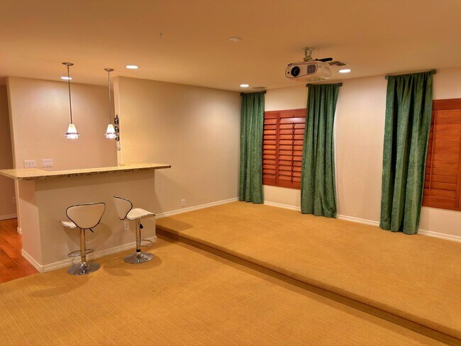 Building Photo - 737 E Charlevoix Ave