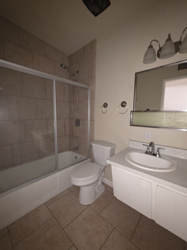 Building Photo - 1110 E Broadmor Dr