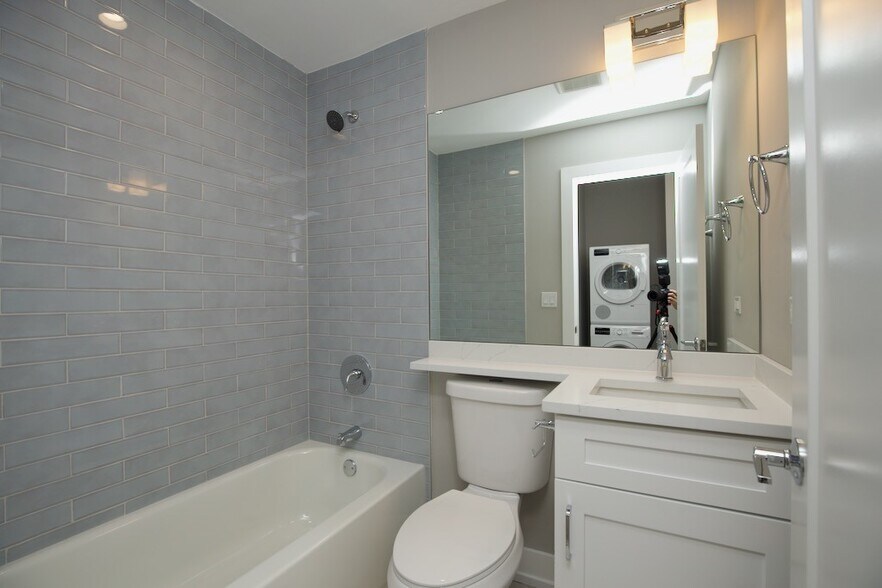Building Photo - 3854 N Janssen Ave