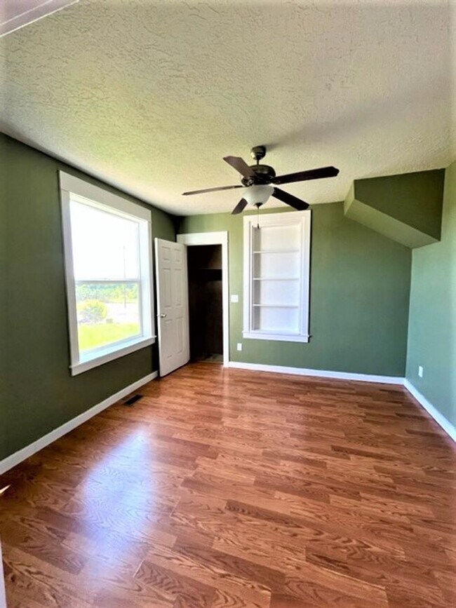 Building Photo - Enjoy the Country living, Home on acres in Yamhill Oregon