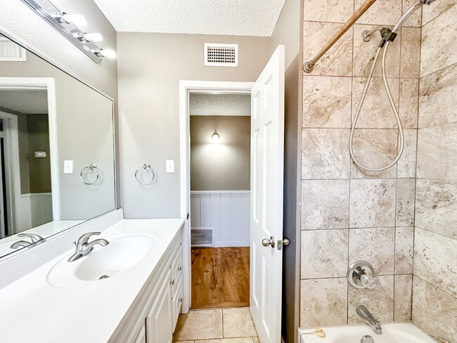 Building Photo - Large Home Preleasing for Summer 2025!