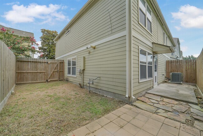 Building Photo - 750 Redwing Park Dr