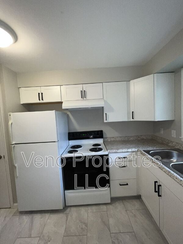 Building Photo - 9/11/13-13 Village Dr