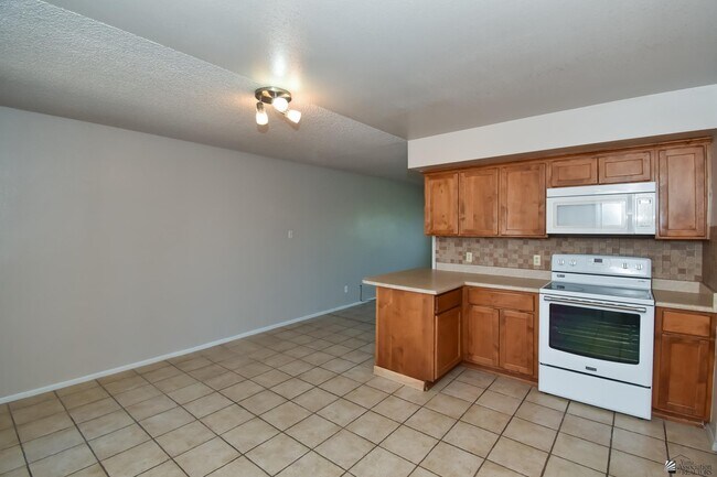 Building Photo - 2490 W Yowell Ct