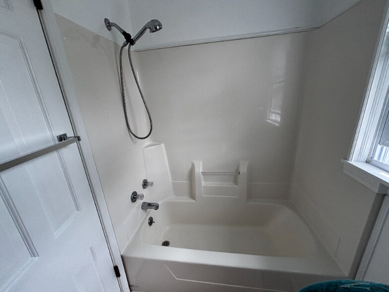 Building Photo - 142 N Riverview Dr