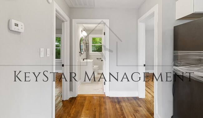 Building Photo - 429 Henry St