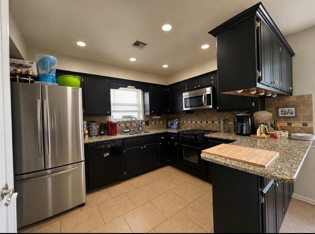 Building Photo - 521 Cypress Dr