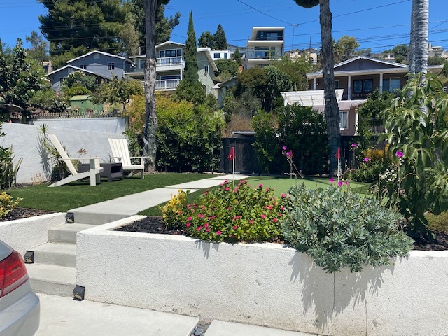 Front Yard w/ Putting Green - 2100 Rome Dr