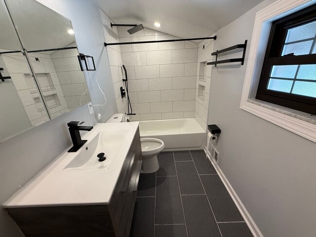 Building Photo - Luxury 3-Bedroom, 1-Bathroom House in Broo...