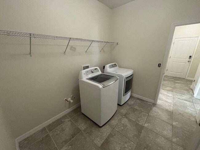 Building Photo - Spacious 4/2.5 Near 200