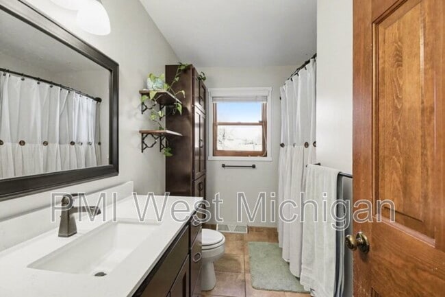 Building Photo - 6593 Crownpointe Dr SW
