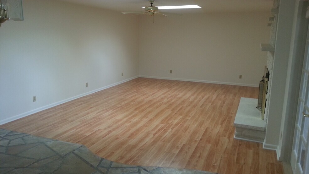 Building Photo - 33 Skyline Dr