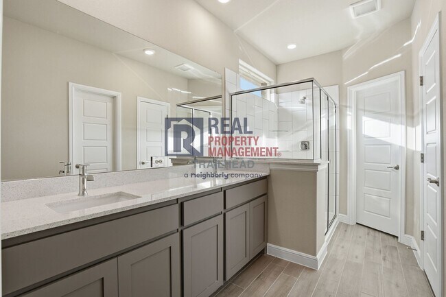 Building Photo - Spacious 4 Bedroom Home with Functional Layout