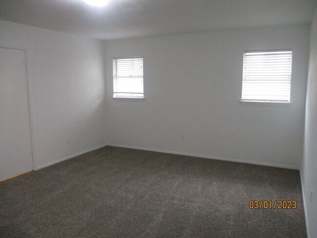Building Photo - 212 Hallbrook Dr