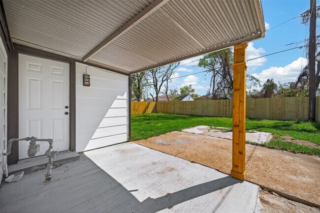 Building Photo - 3209 McCrarey Dr