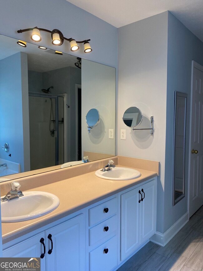 Building Photo - 900 Harbins View Dr