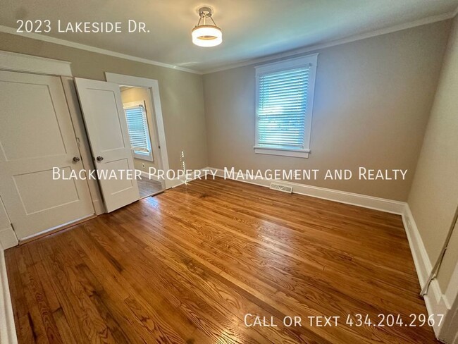 Building Photo - 3 Bedroom Home Off Lakeside Drive!