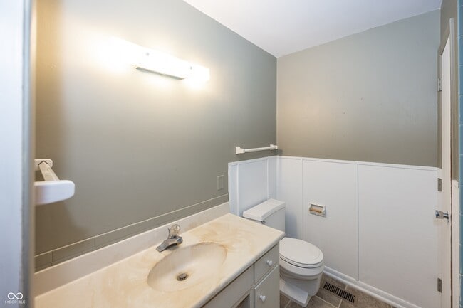 Building Photo - 628 Ash Dr