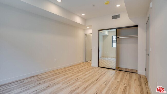 Building Photo - 1540 S Hayworth Ave
