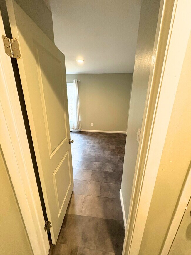 Building Photo - Open ranch home on a culdesac