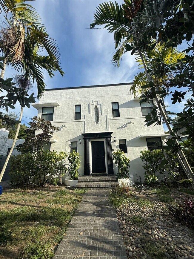 Building Photo - 528 NE 70th St