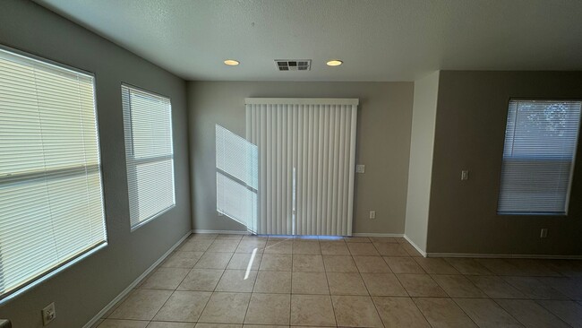 Building Photo - 4 Bedroom plus loft in Henderson