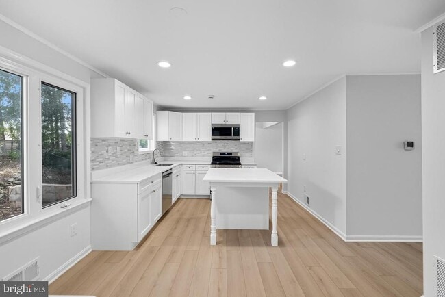 Building Photo - 210 Lastner Ln