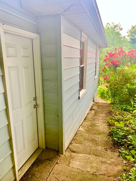 Back door access - 1332 Buena Vista Blvd SE