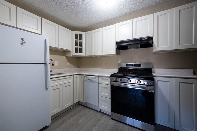 Building Photo - 645 W Lowell Ave