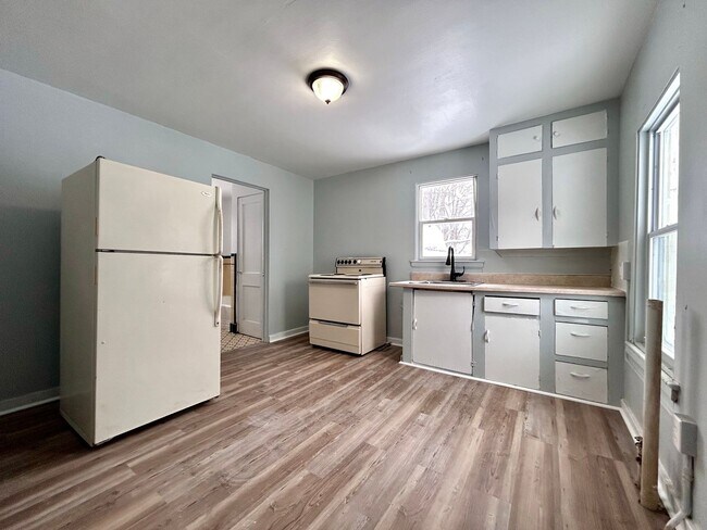 Building Photo - Isabella 5-9