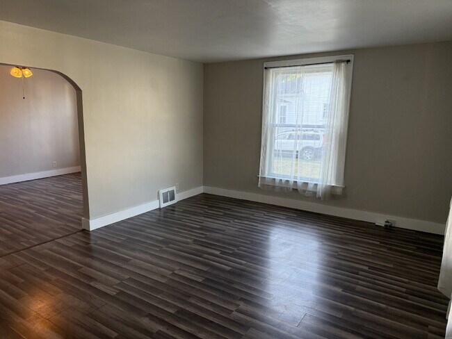 Building Photo - Charming 4 Bedroom Home with 2 Full Baths in Grand Rapids