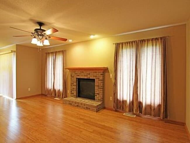 Building Photo - Great NE location -  4 bedroom 2.5 bath with attached 2 stall garage. Close to shopping & restaur...