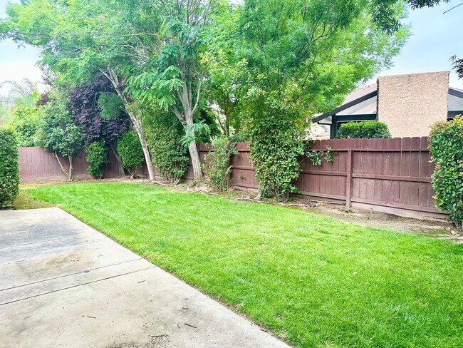 Building Photo - Stunning5 Bedroom North Fresno Granville