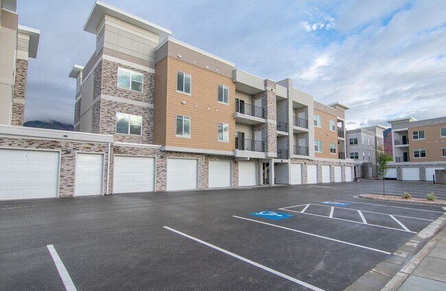 Building Photo - Charming Ashton Model Condo in Vista View:...