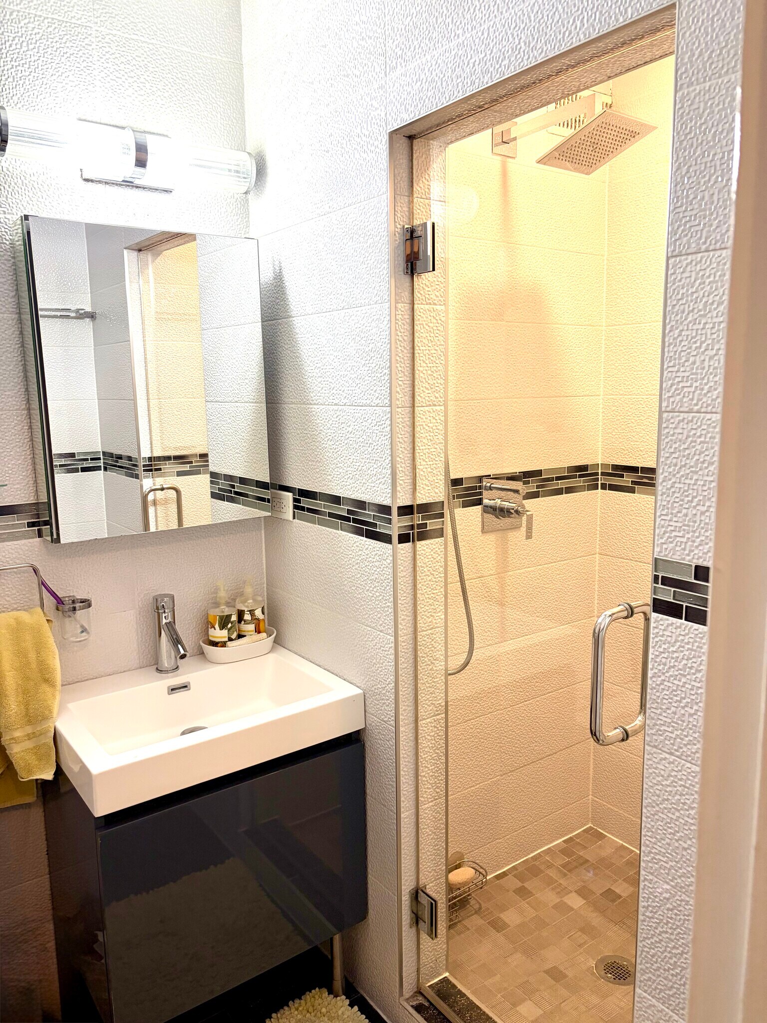 Building Photo - 129 E Bellevue Pl