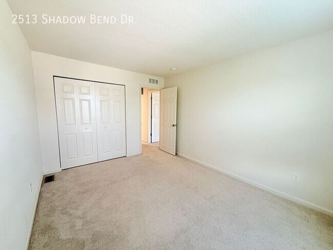 Building Photo - 2513 Shadow Bend Dr