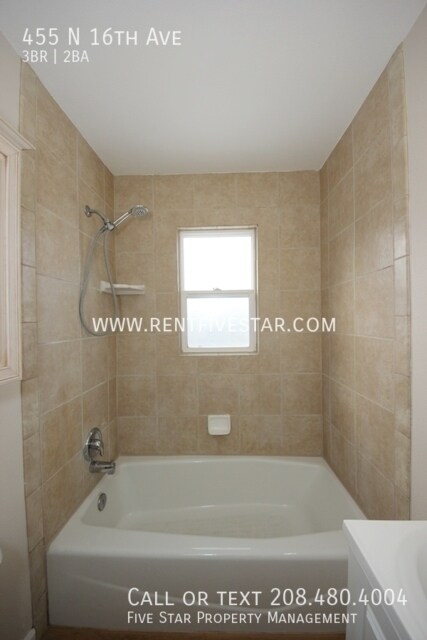 Building Photo - 3 Bedroom Home Available in the University...