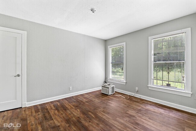 Building Photo - 3135 W College St