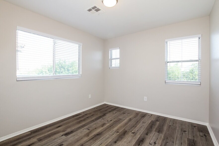 Building Photo - 12026 W Yuma St