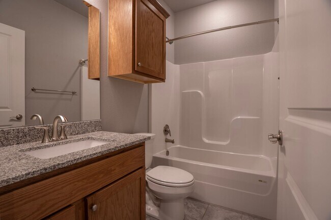 Building Photo - Charming 2 bedroom!