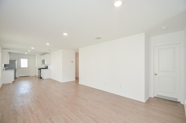 Building Photo - 4127 Saltillo Lakes Dr