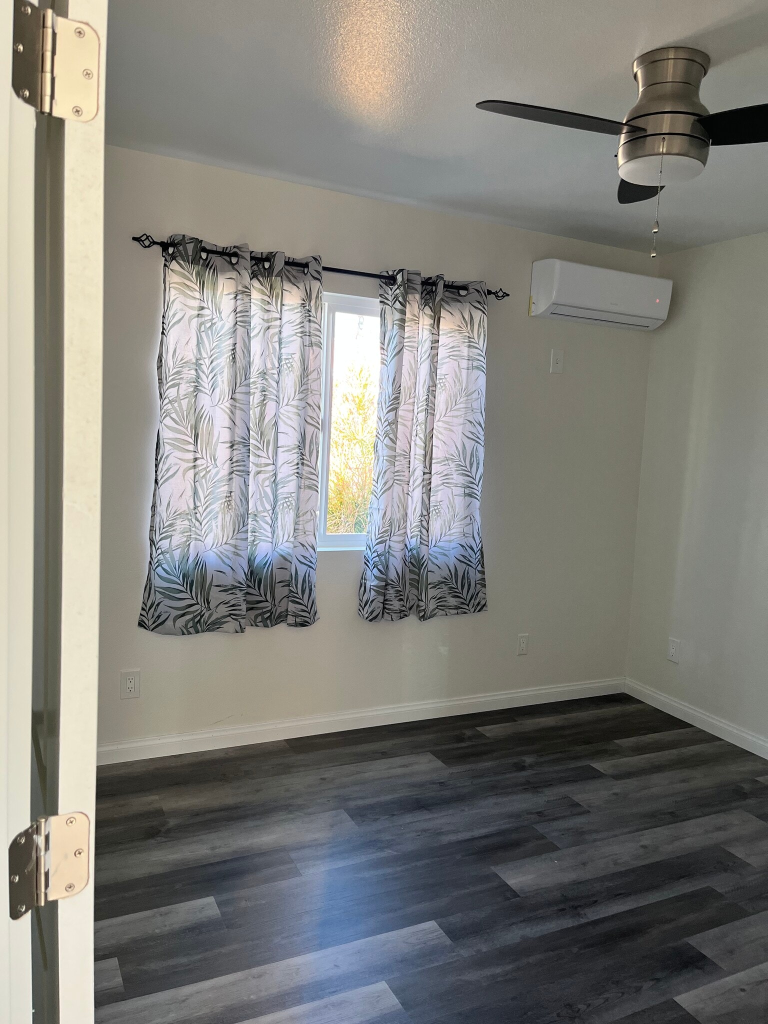 Building Photo - 3457 S Cloverdale Ave