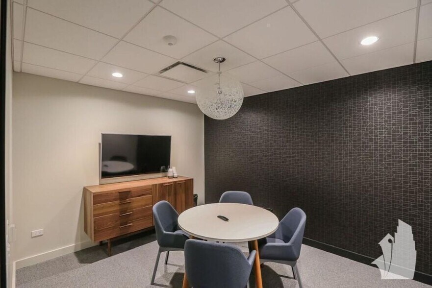 Building Photo - 637 N Wells St