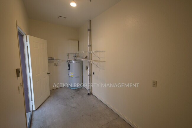 Building Photo - 2 bed 2 bath 1 car garage duplex in Sequim