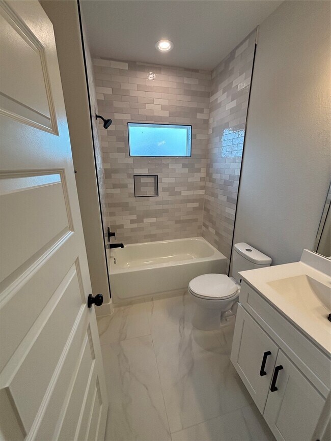 Building Photo - 108 E 44th St